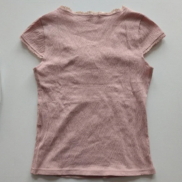 Dusty muted pink crinkle texture top with a lace trim and bow accent - Picture 2 of 4